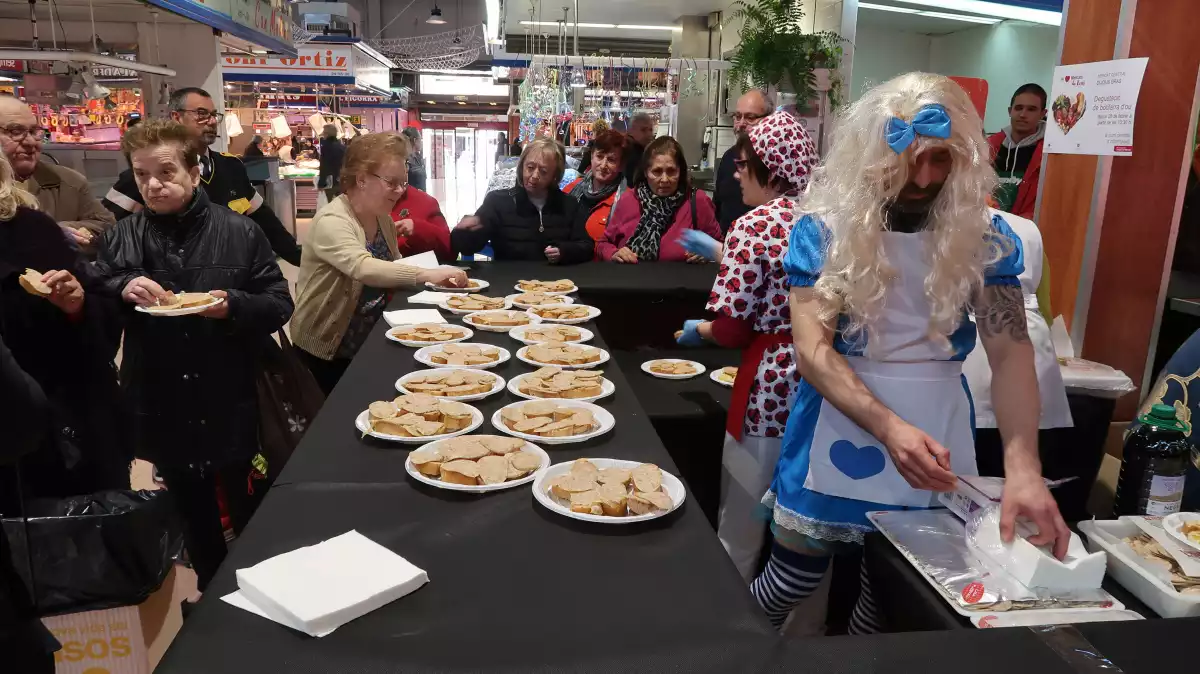 El Mercat Central de Reus ofereix cada any pa i botifarra pel Dijous Gras