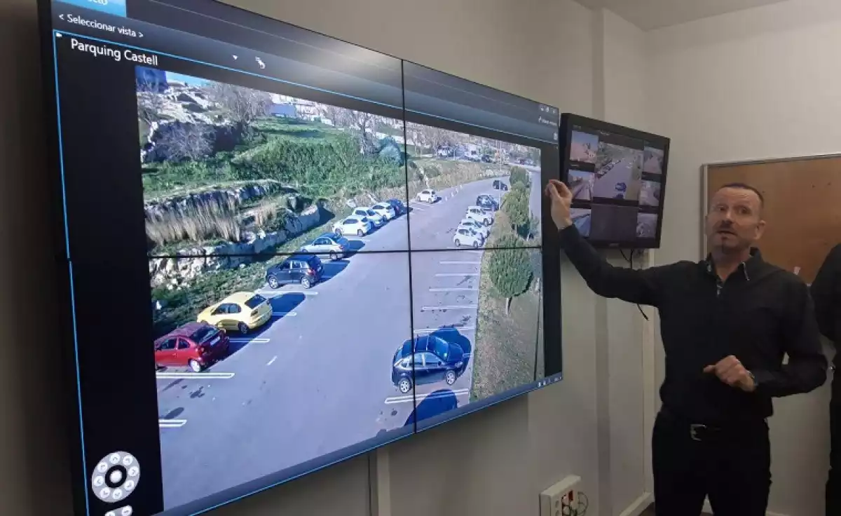 El subdirector de la policia de Calafell, Sergi González, mostrant les imatges de les noves càmeres.