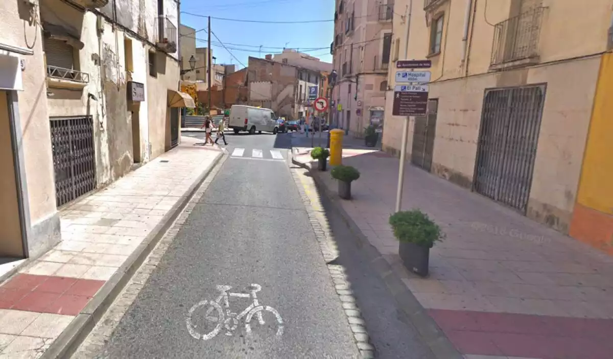 El tomb de muralles i el carrer de Sant Francesc de Valls tenen limitada la velocitat a 30 Km/h.