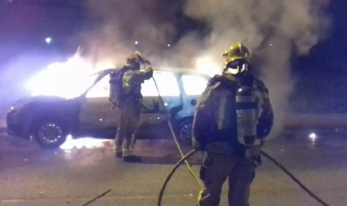 Bombers apagant un foc en un vehicle.