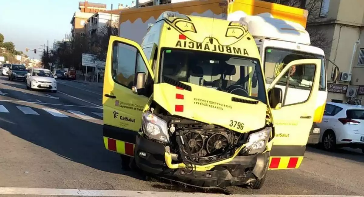 L'ambulància del SEM involucrada a l'accident de Segur.