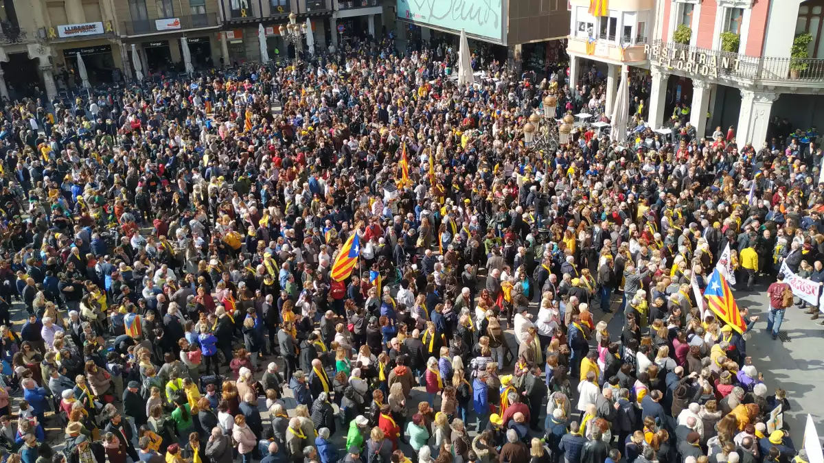 Milers de persones a la plaça Mercadal de Reus.