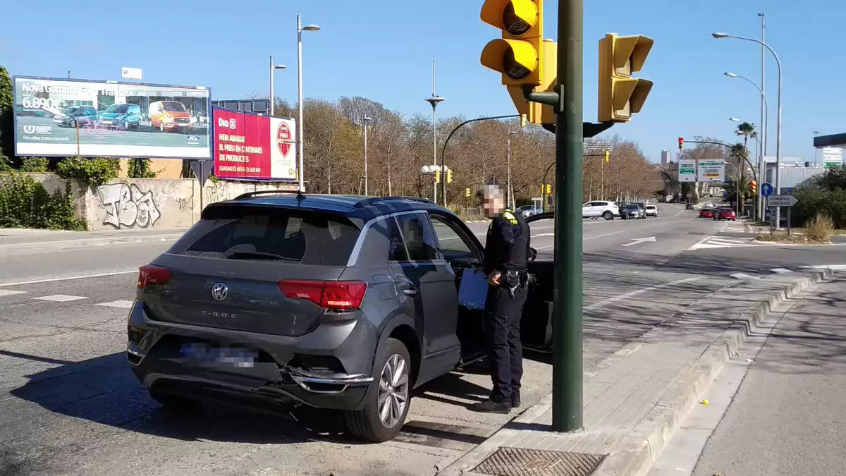 Un cotxe ha encalçat un altre turisme al semàfor de l'N-340 a Torreforta.