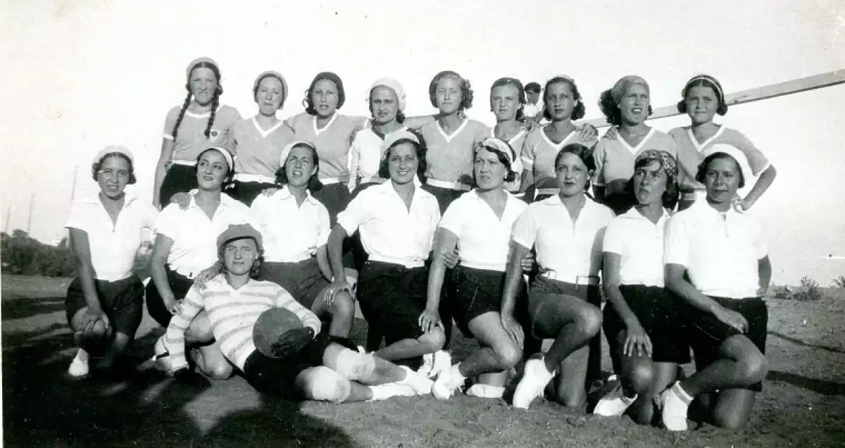 Un equip femení de futbol, a la platja de Sant Salvador el 1931.