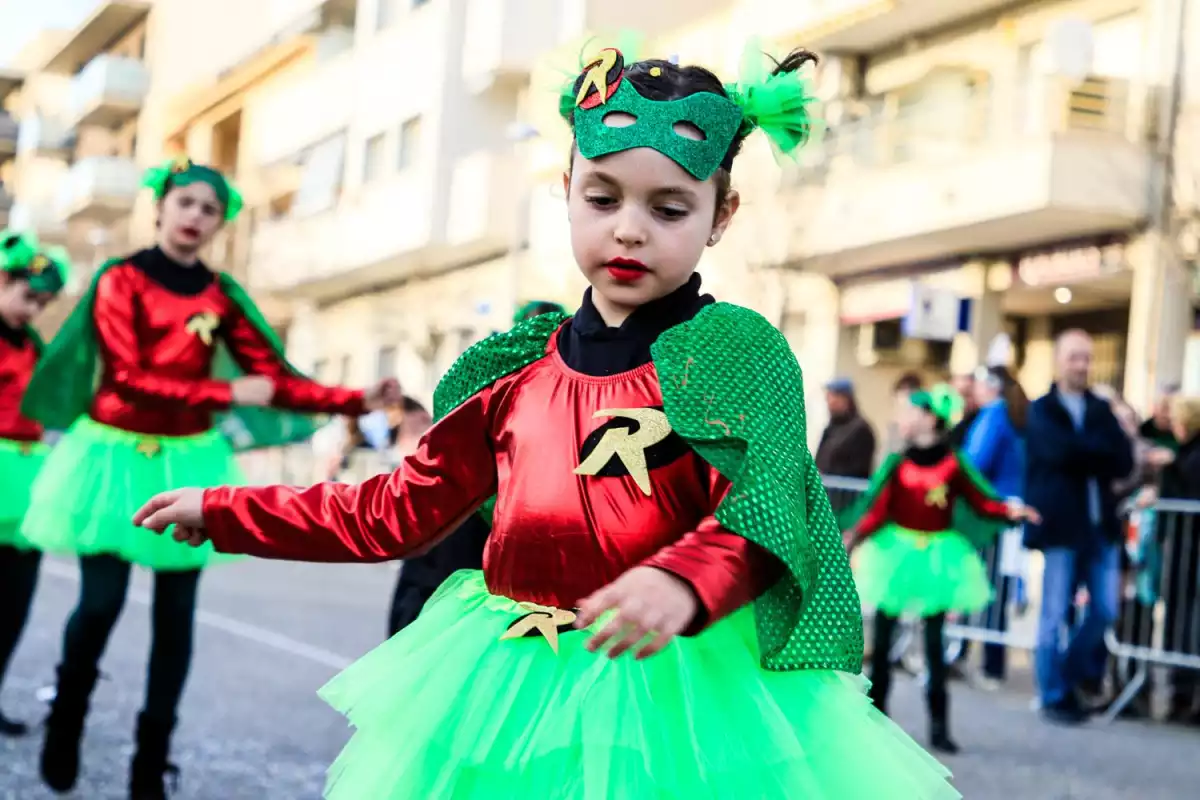 El Carnaval de Calafell ha celebrat el diumenge la tercera de les seves rues, la del Poble, que ha servit per tancar els actes.