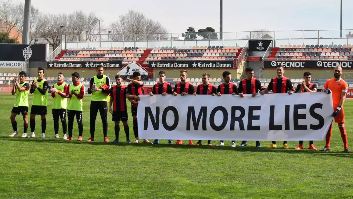 'No more lies', el lema de la pancarta del CF Reus B Cambrils