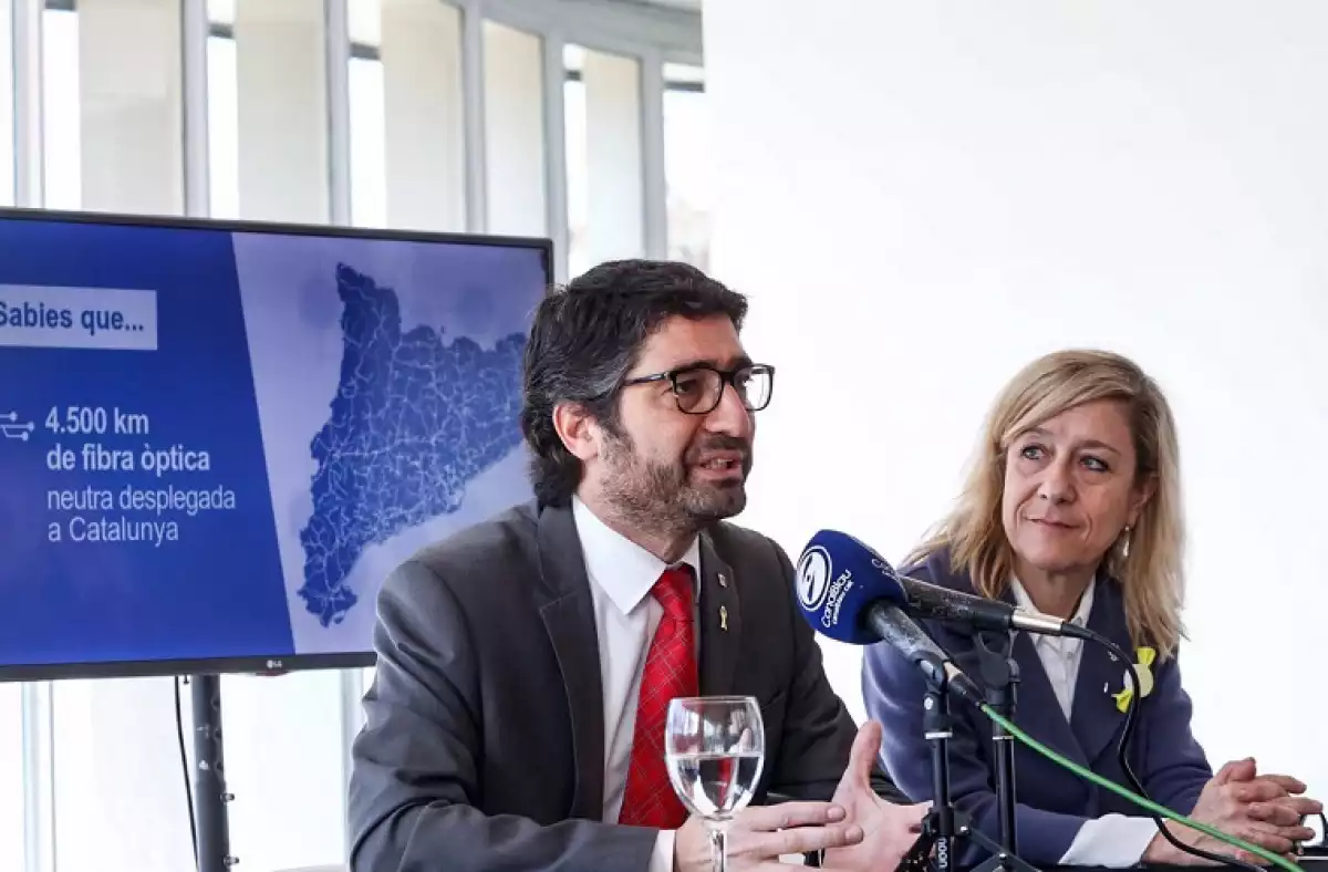Joan Puigneró i Neus Lloveras, presentant el desplegament de la xarxa pública de fibra òptica.