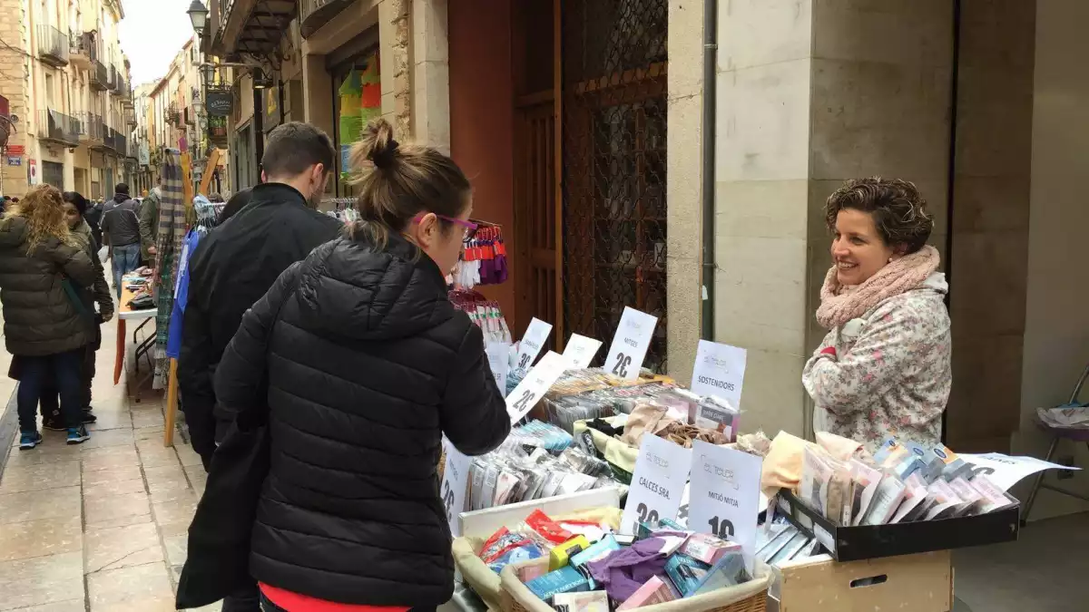 La Fira de la Ganga a Montblanc en l'edició 2018, al carrer Major, amb parades i gent comprant.