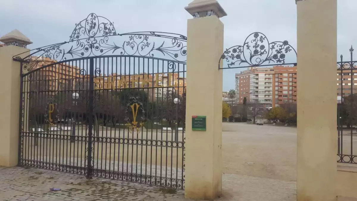 La porta d'entrada al Parc de la Ciutat de Tarragona va aparéixer a terra dilluns al matí.
