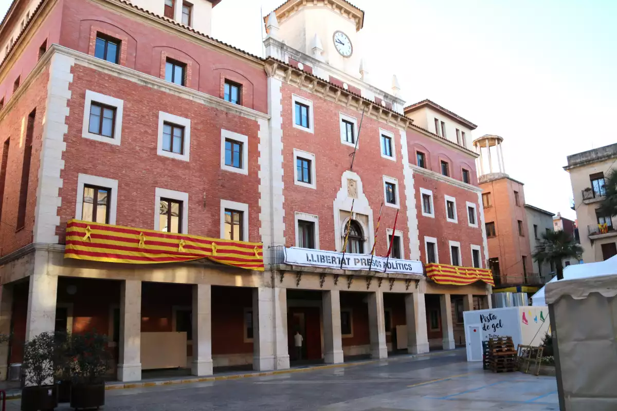 Pla general de la façana de l'Ajuntament de Tortosa, amb els llaços grocs i la pancarta per l'alliberament dels presos polítics