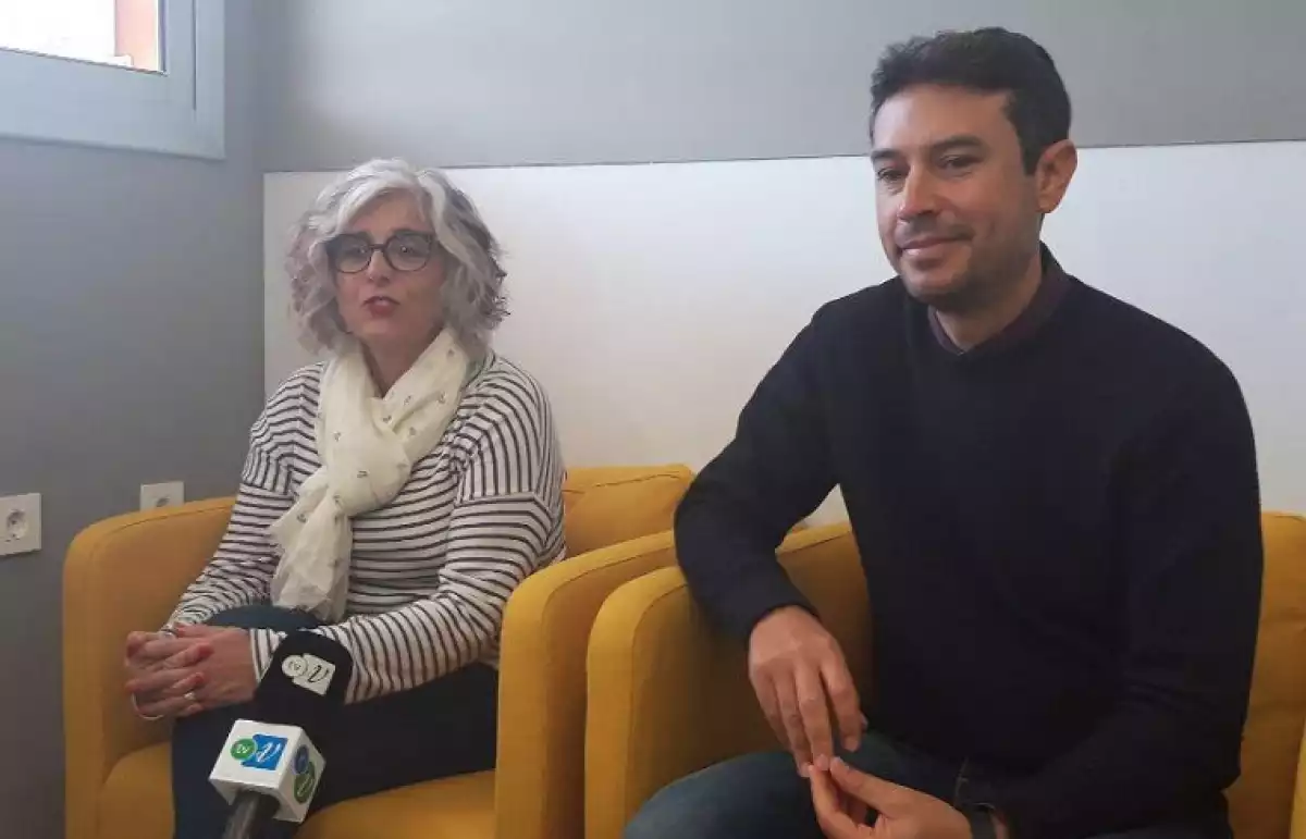Susana Ecay, directora de l'INS Andreu Nin, amb Kenneth Martínez.