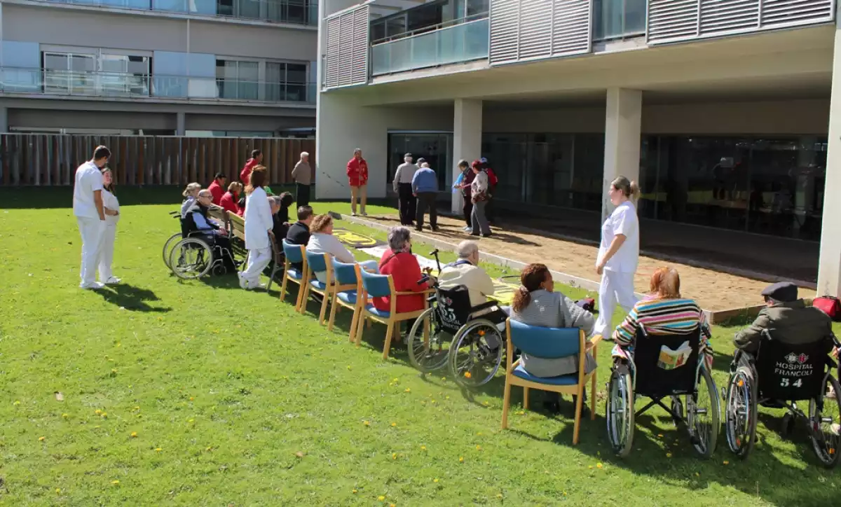 Usuaris de l'Hospital Sociosanitari Francolí a la nova pista de petanca