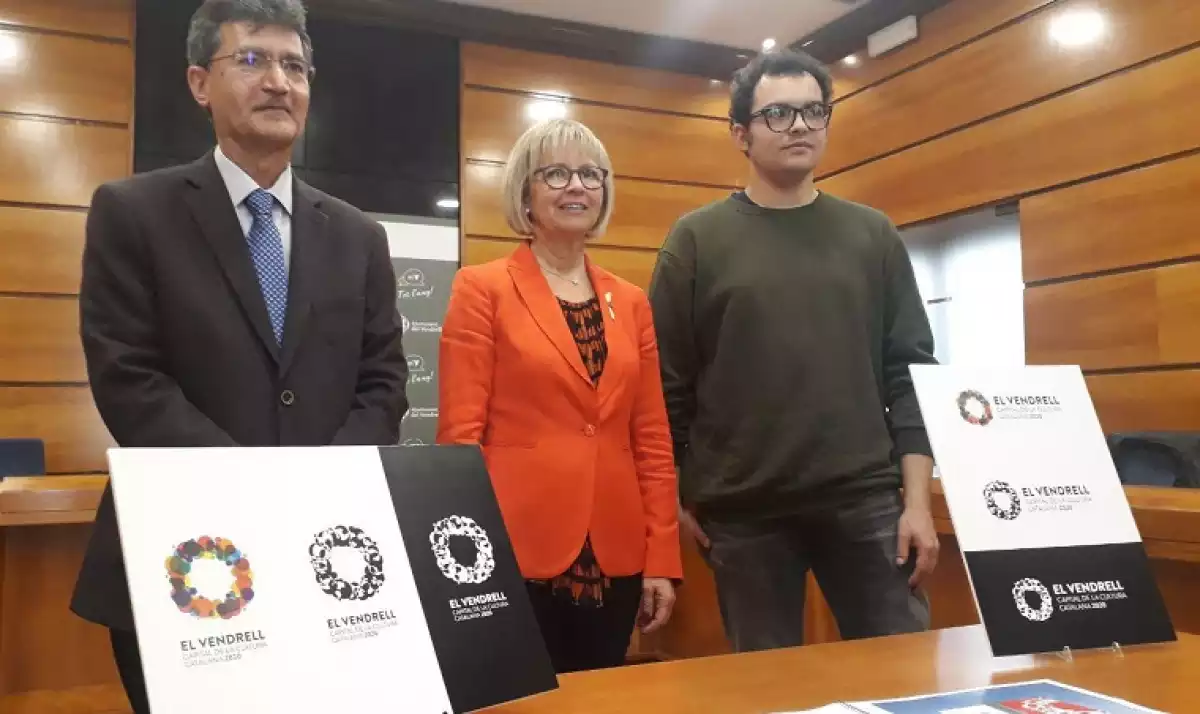 Xavier Tudela, Eva Serramià i Andreu Robusté, amb el logo del Vendrell, Capital de la Cultura Catalana.