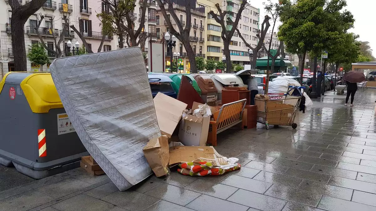 Diversos contenidors de Tarragona estan col·lapsats i la brossa s'acumula als carrers.