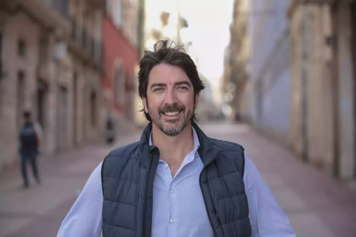 El candidat de Ciutadans per Tarragona, Sergio del Campo, al carrer Méndez Núñez de Tarragona.