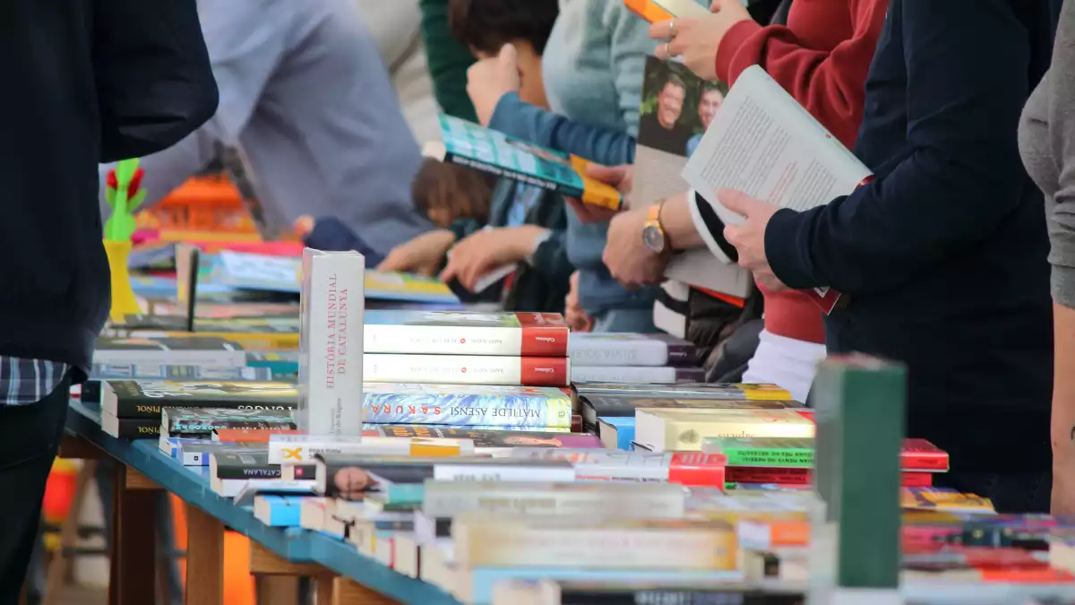 Els veïns del Morell celebren Sant Jordi amb llibres amb regust morellenc