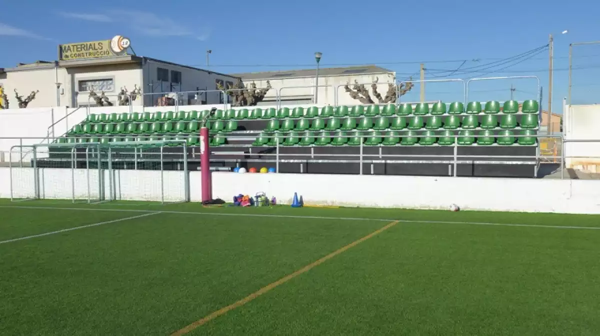 La nova graderia del camp de futbol de Sant Jaume.