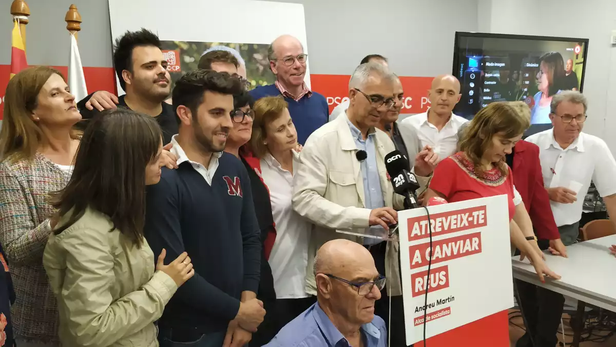 Andreu Martín valora els resultats electorals acompanyat de membres de la llista electoral