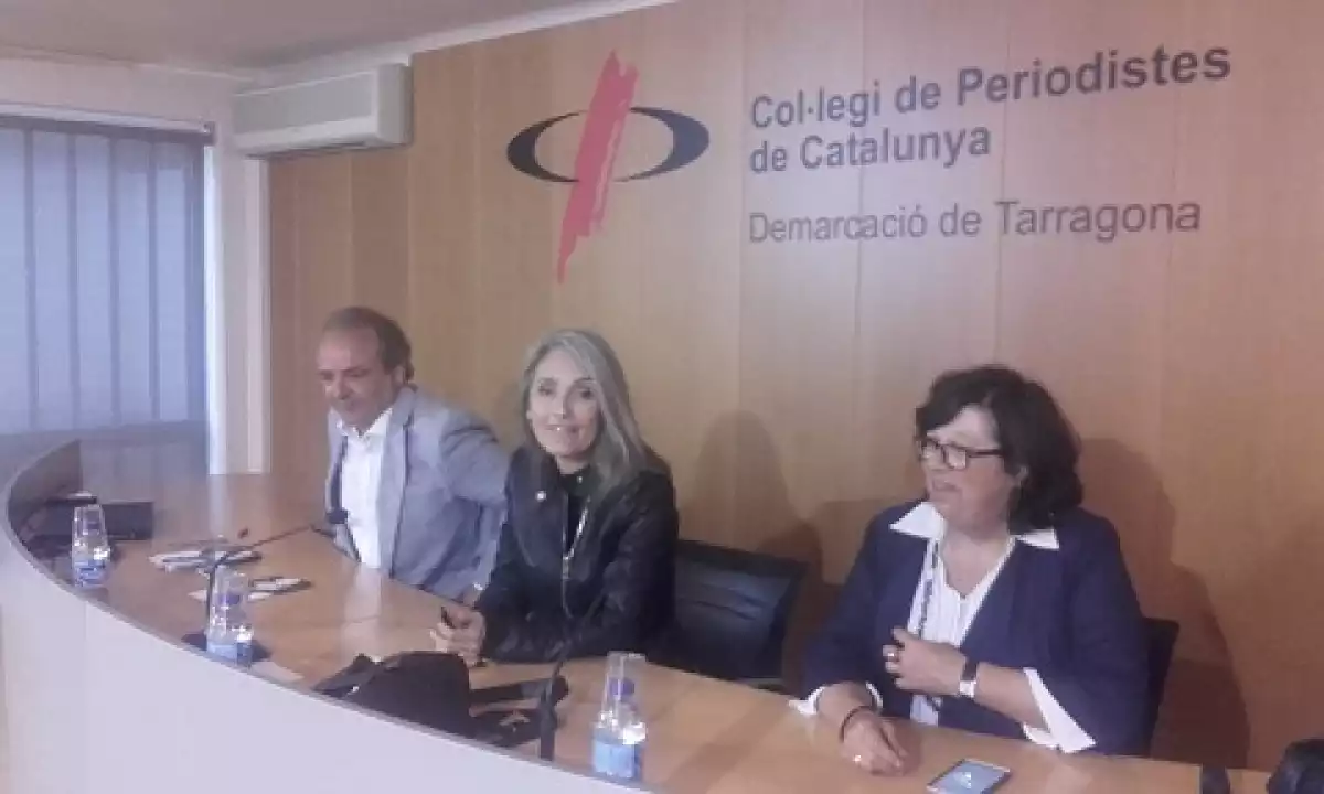 D'esquerra a dreta, Carlos Calderón, Montserrat Nebreda i Josepa Loos, durant la roda de premsa de Centrats per Tarragona aquest dimecres, 22 de maig.