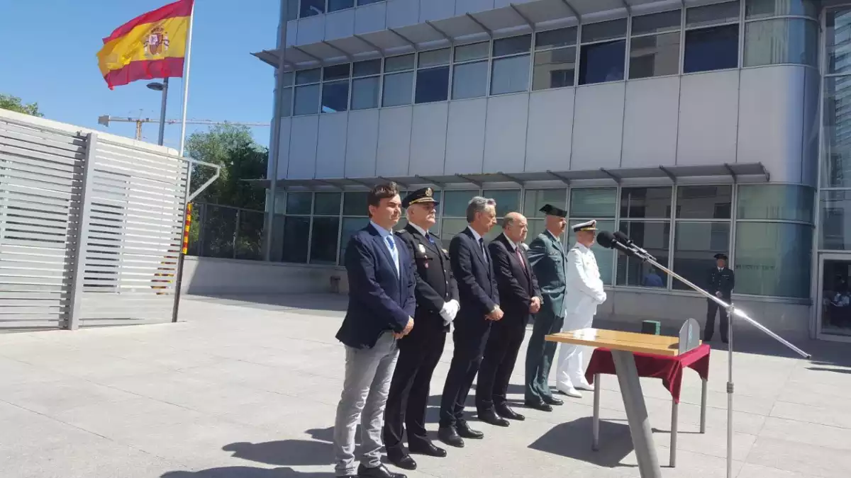 D'esquerra a dreta, Josep Acero; Carlos Yubero; Xavier Jou; Joan Sabaté; Vicente Luengo i Antonio Bergoñós, presidint l'acte del 175è aniversari a Tarragona de la Guàrdia Civil.