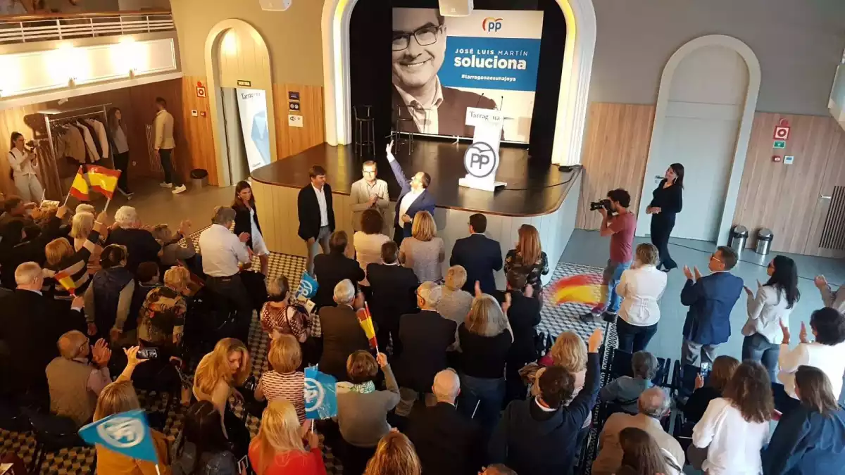 El Teatret del Serrallo es va omplir amb prop de 150 persones que van assistir a l'acte de final de campanya del PP de Tarragona.