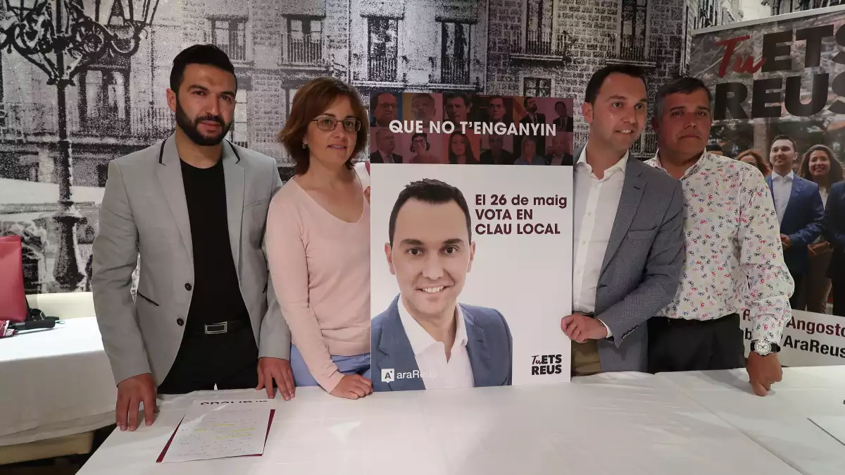 Els quatre membres d'Ara Reus amb la presentació del «26 de maig, vota en clau local»