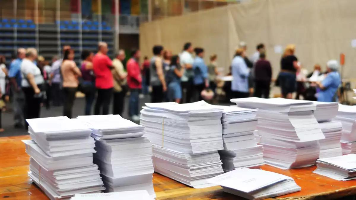 Imatge d'arxiu de diverses persones fent cua per votar a les eleccions municipals