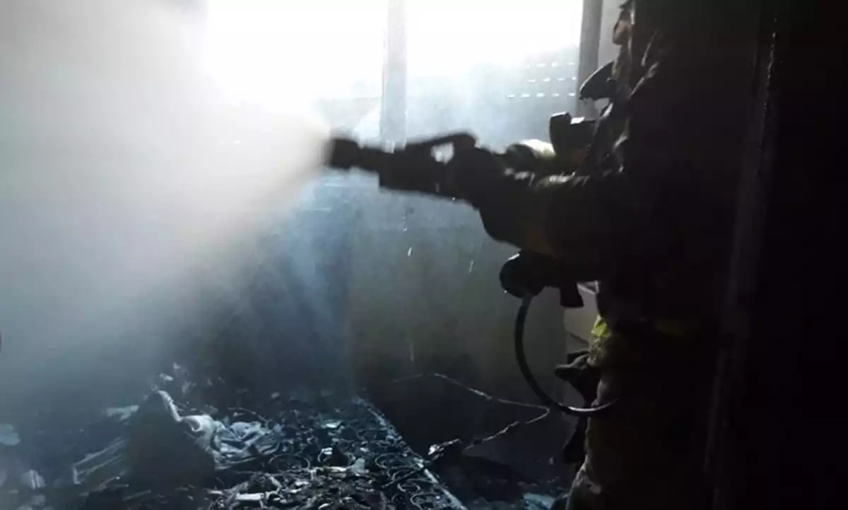 Imatge dels bombers treballant en l'incendi d'un matalàs a Segur de Calafell.