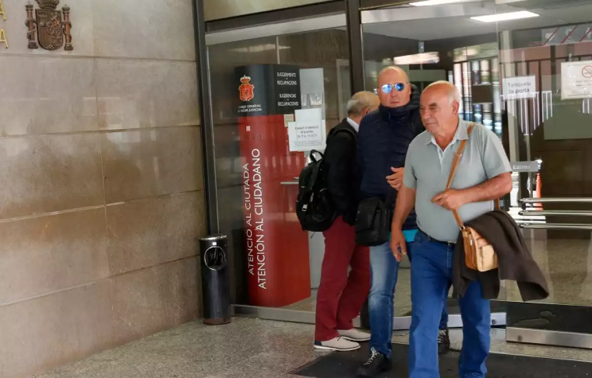 Josep Maria Puigibet sortint dels jutjats de Tarragona amb ulleres de sol.