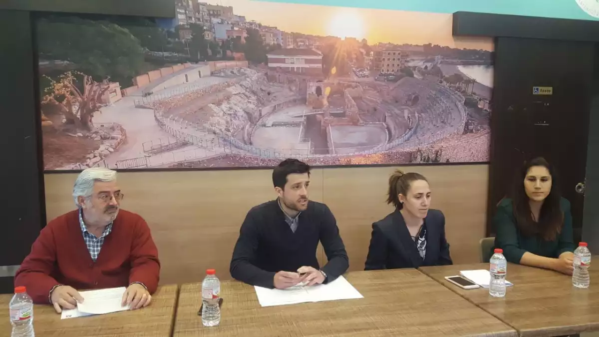 L'alcaldable de la coalició, David Varona, acompanyat de membres de la seva candidatura, durant la presentació del programa electoral a la seva seu.