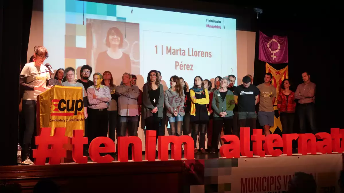 L'alcaldable Marta Lorens amb els membres de la llista electoral