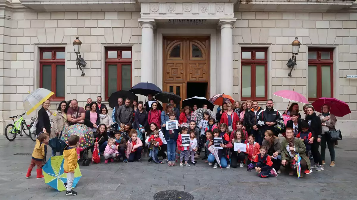 Les famílies i membres de la comunitat educativa de l'escola Isabel Besora concentrat davant l'Ajuntament de Reus