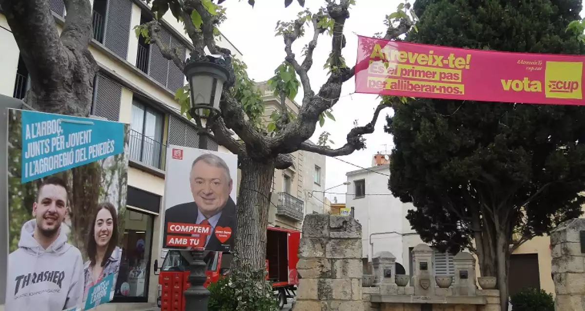 Pancartes electorals, al centre de l'Arboç.