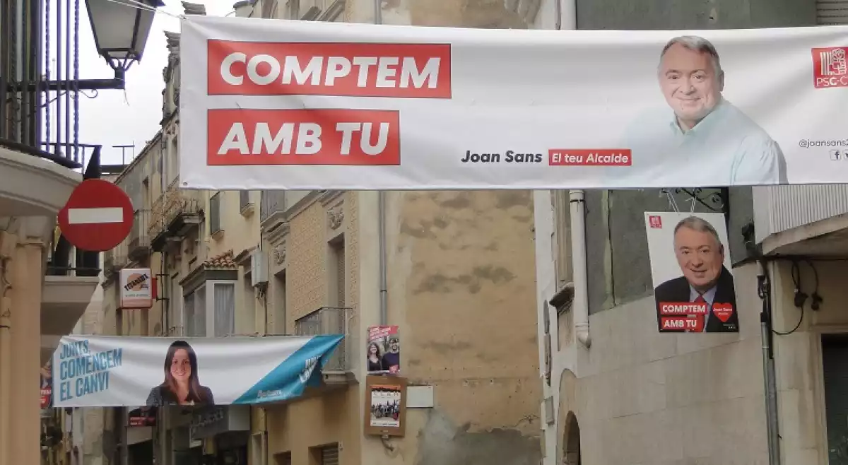 Propaganda electoral al carrer Major de l'Arboç.
