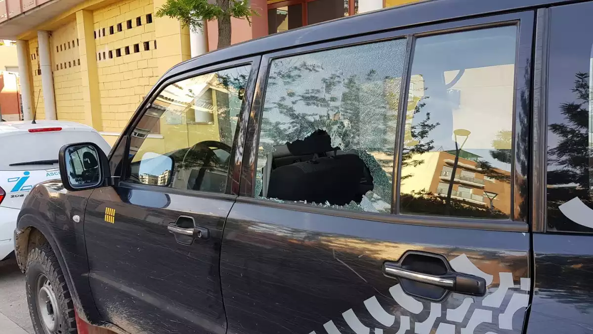Un dels cotxes afectats estava aparcat al carrer de Mossèn Lluís Batlle