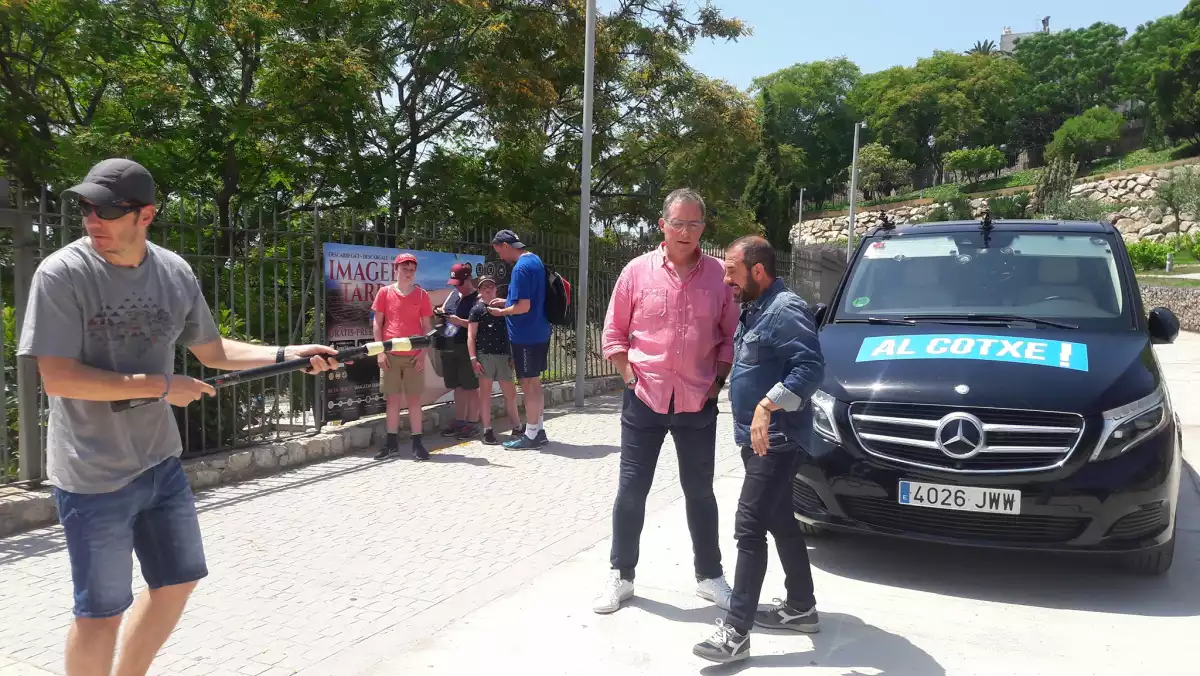 Al centre de la imatge, amb camisa rosa, l'actor tarragoní Fermí Fernández, acompanyat pel presentador Eloi Vila a l'Amfiteatre.