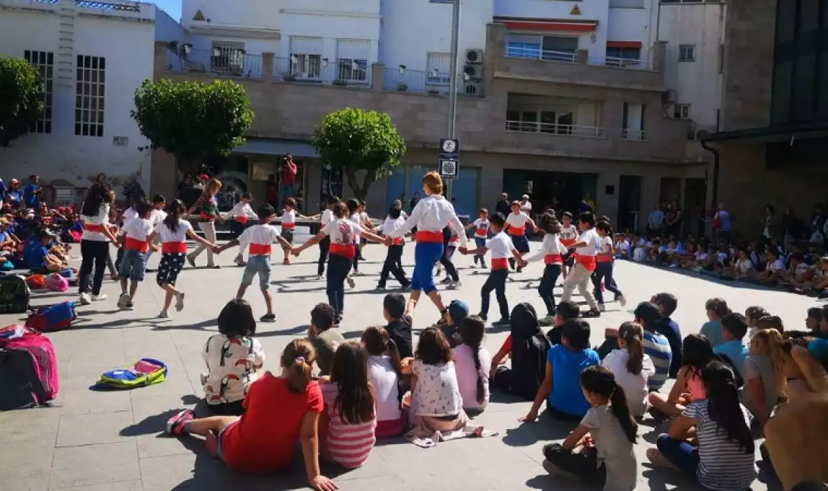 Alumnes ballant una sardana a la plaça del Tívoli.