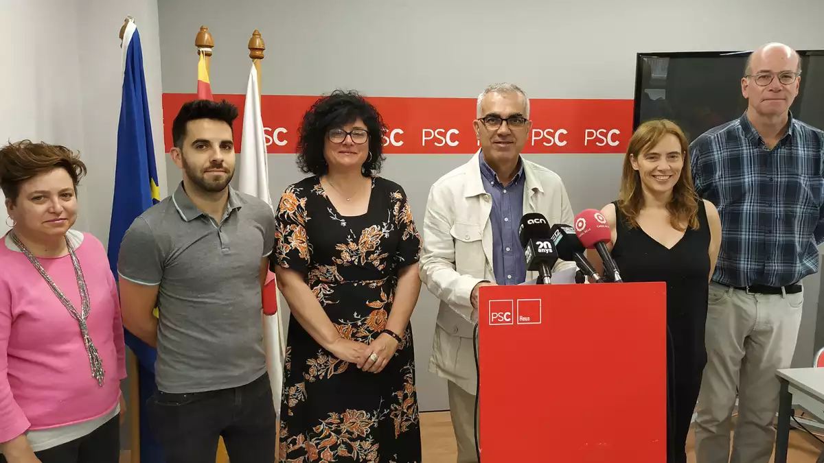 Andreu Martín i els regidors socialistes durant la roda de premsa.
