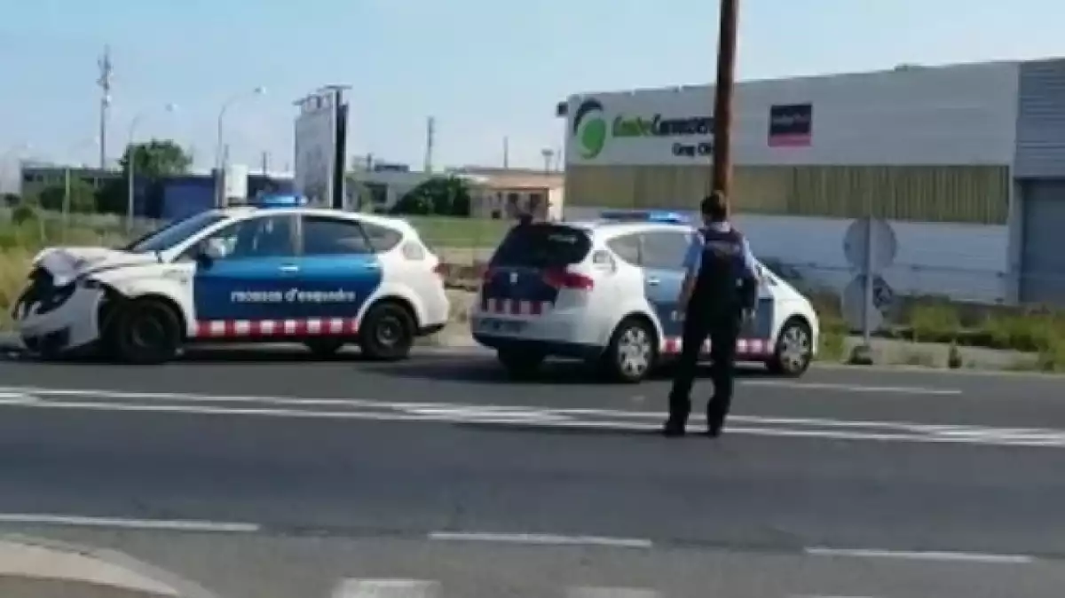 Captura del vídeo on es pot veure, a l'esquerra de la imatge, la patrullera accidentada de Mossos d'Esquadra.