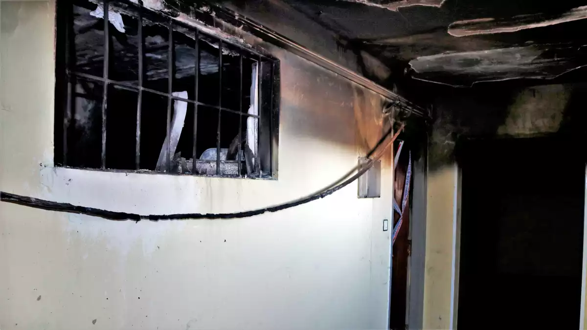 Detall de la finestra que dóna a l'interior del pis afectat per l'incendi a Reus