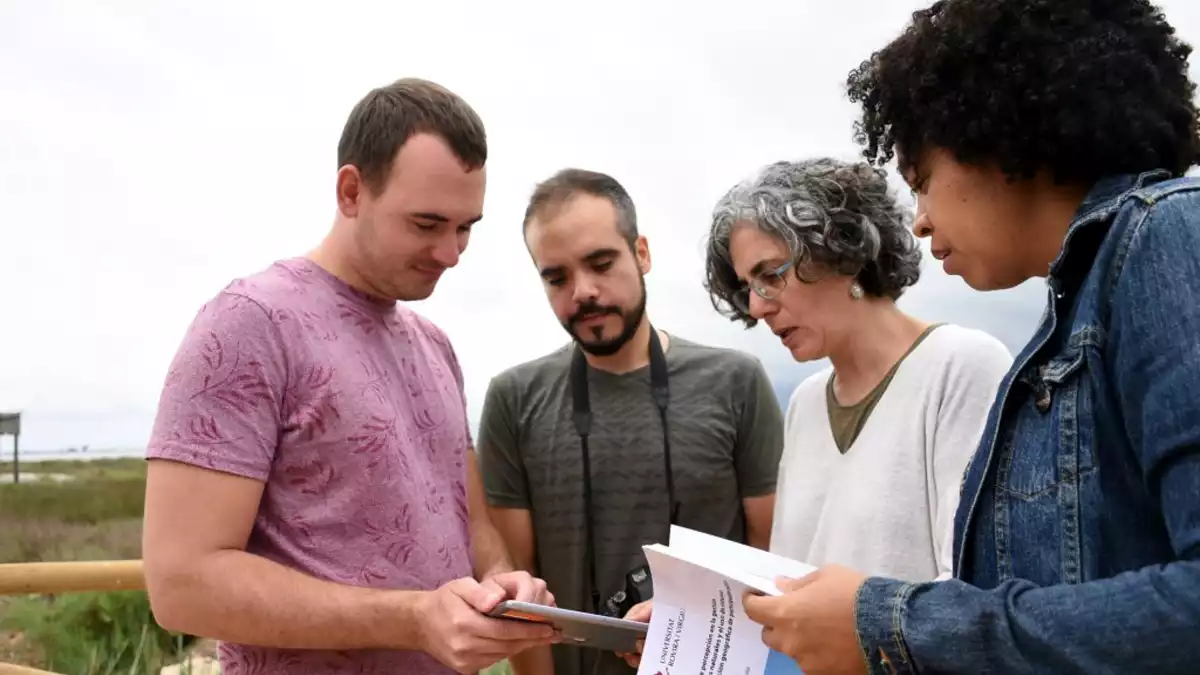 Els investigadors del Departament de Geografia de la URV durant una visita de treball de camp al delta de l'Ebre