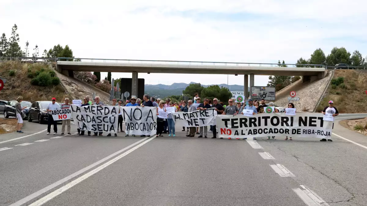 Els manifestants han tallat la C-12 a Móra d'Ebre per rebutjar el projecte d'abocador que s'està construint a Riba-roja d'Ebre