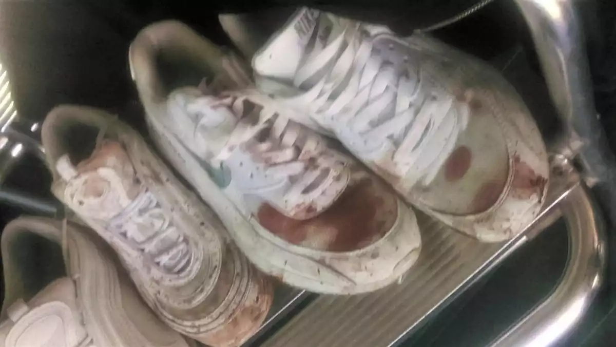 Imatge de les sabates tacades de sang dels nois agredits a Roda de Berà