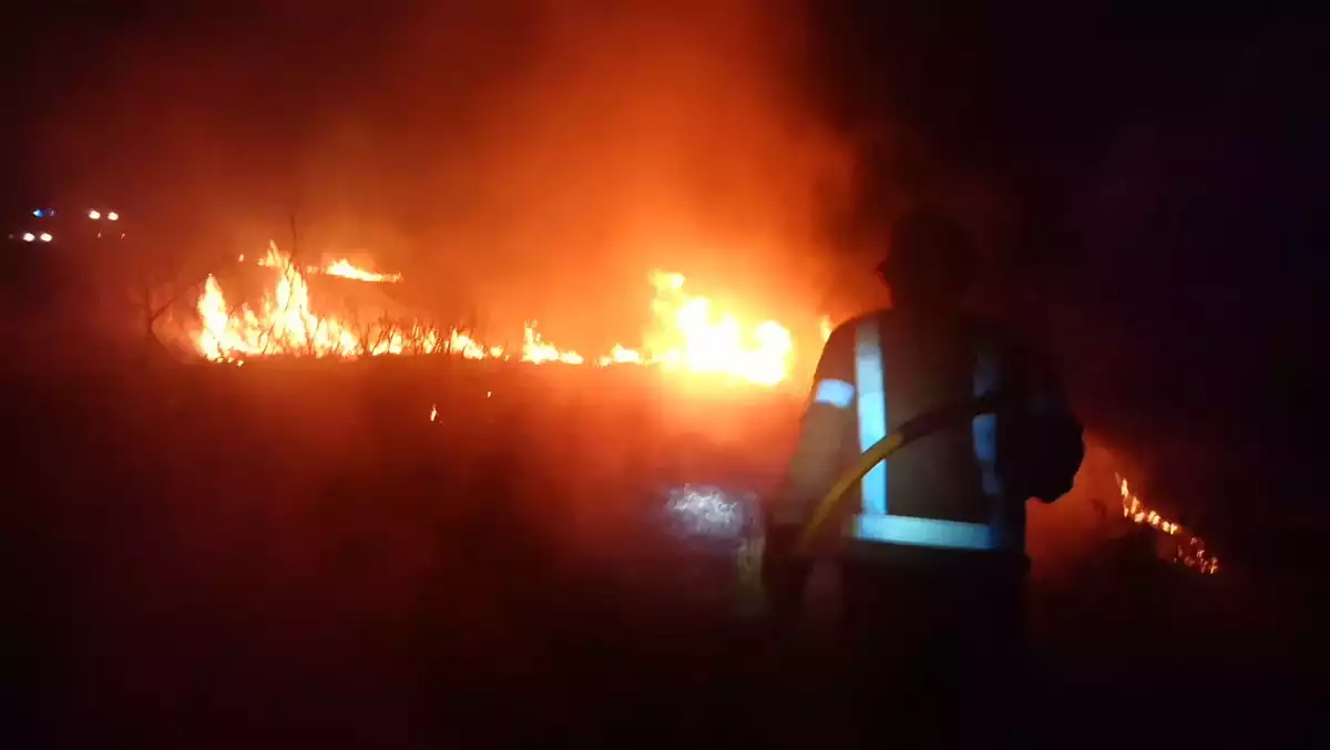 Imatge d'un dels focs sufocats pels Bombers d'Alcover, ahir dimarts