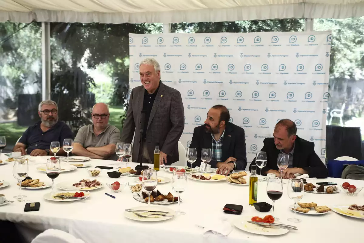 Josep Poblet, al centre de la imatge, durant l'esmorzar amb periodistes de les comarques de Tarragona que s'ha dut a terme a Casa Miret