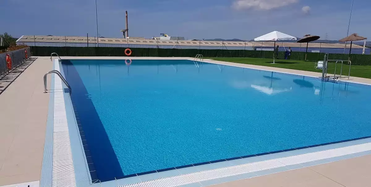 La piscina d'estiu de l'Arboç.