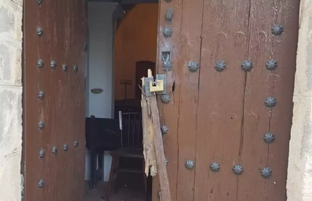 La porta rebentada de l'ermita de les Masies de Sant Miquel.