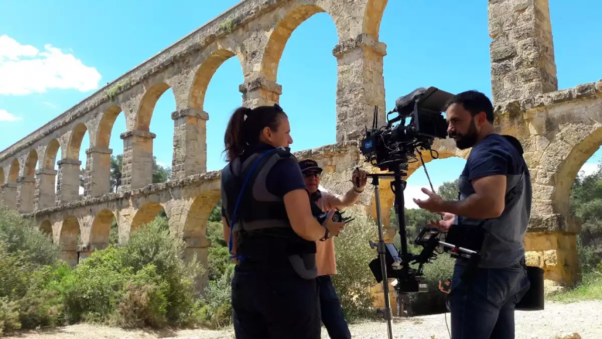 L'equip de gravació, a tocar del Pont del Diable, a Tarragona.
