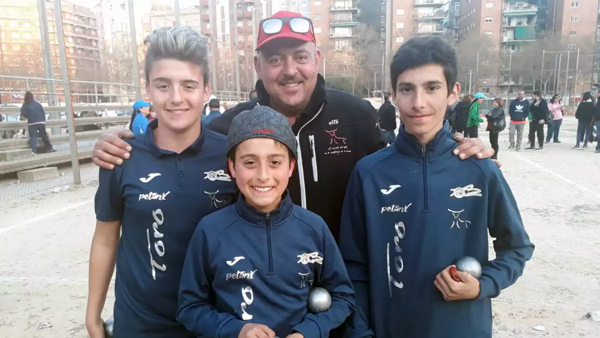 Santi Tabera acompanya els seus dos fills i Hugo Montes després d'una competició