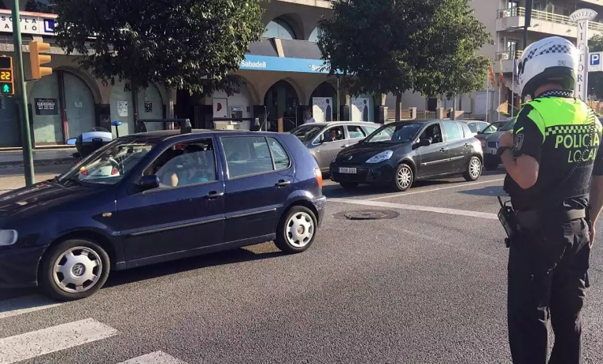 Un agent de policia de Calafell, controlant el trànsit.